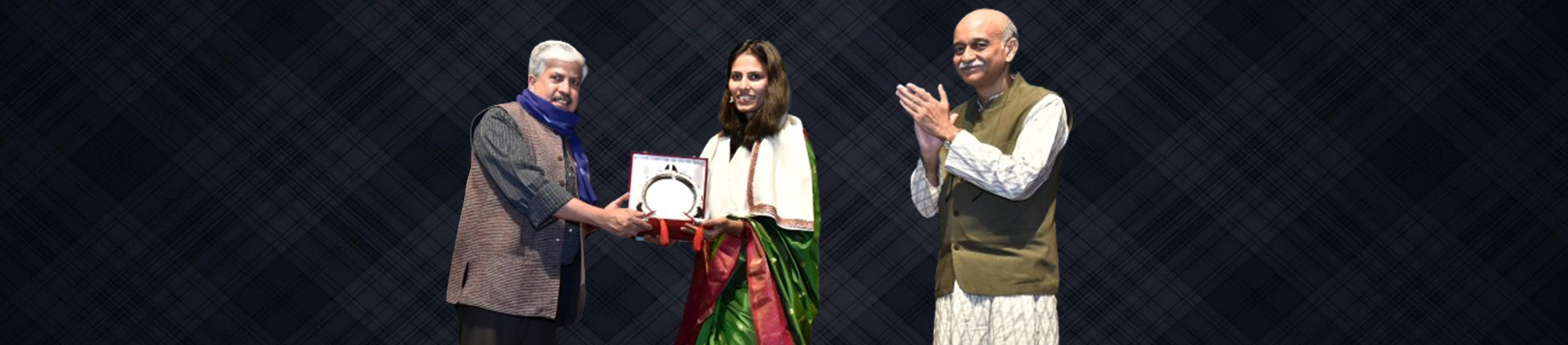 Ms Manjari Sharma, Distinguished Alumnus Awardee 2023 receiving the award from Shri Shrikrishna Kulkarni, Chairperson, BoG