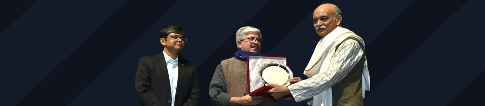 Mr Sudheesh Venkatesh, Chief Guest, presented with a memento by Shri Shrikrishna Kulkarni, Chairperson, BoG in the presence of Prof Sahadeb Sarkar, Director-in-Charge, IIM Calcutta during the Distinguished Alumnus Award Ceremony 2023