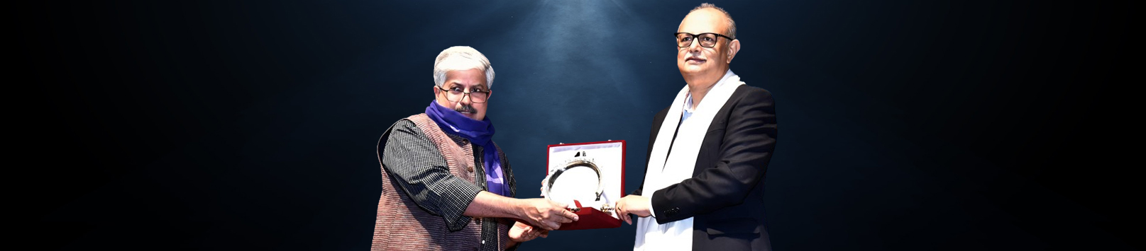 Mr Subir Chakraborty, Distinguished Alumnus Awardees 2023 receiving their award from Shri Shrikrishna Kulkarni, Chairperson, BoG