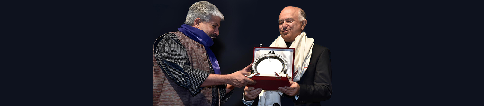 Mr Prabhat Bezboruah, Distinguished Alumnus Awardee 2023 receiving the award from Shri Shrikrishna Kulkarni, Chairperson, BoG